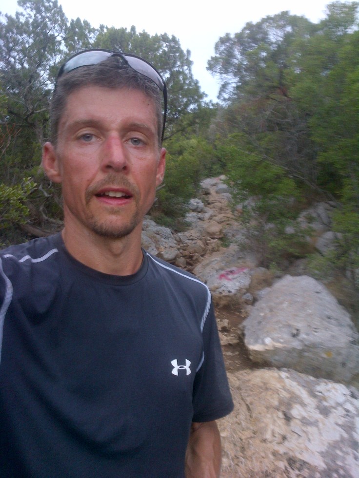 Spitze Felsen, dazwischen ein Weg